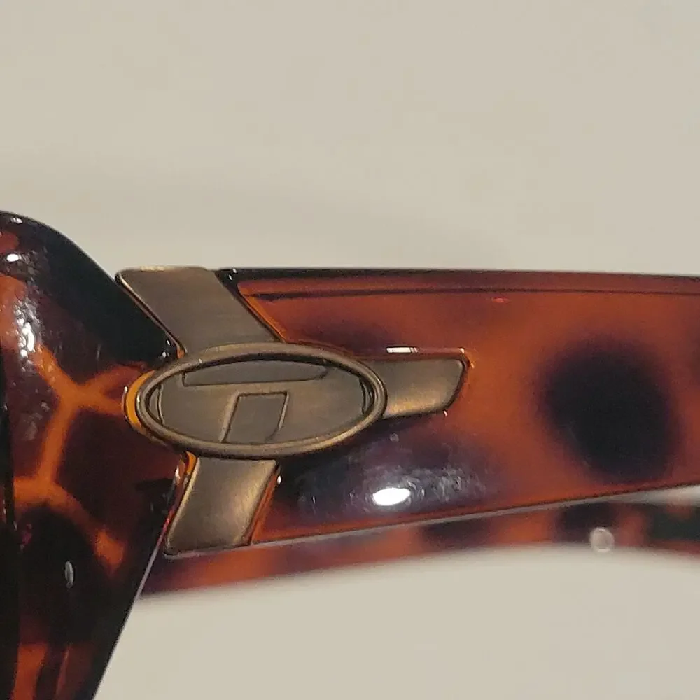 Tifosi Mast SL wrap around tortoise frame sunglasses. Unisex.